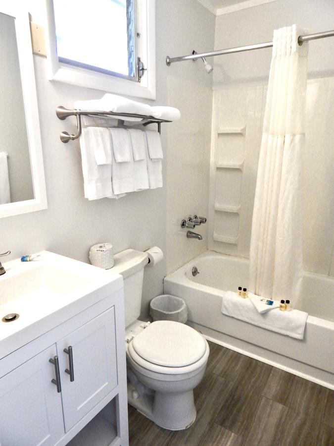 Queen Room with Two Queen Beds Lake View