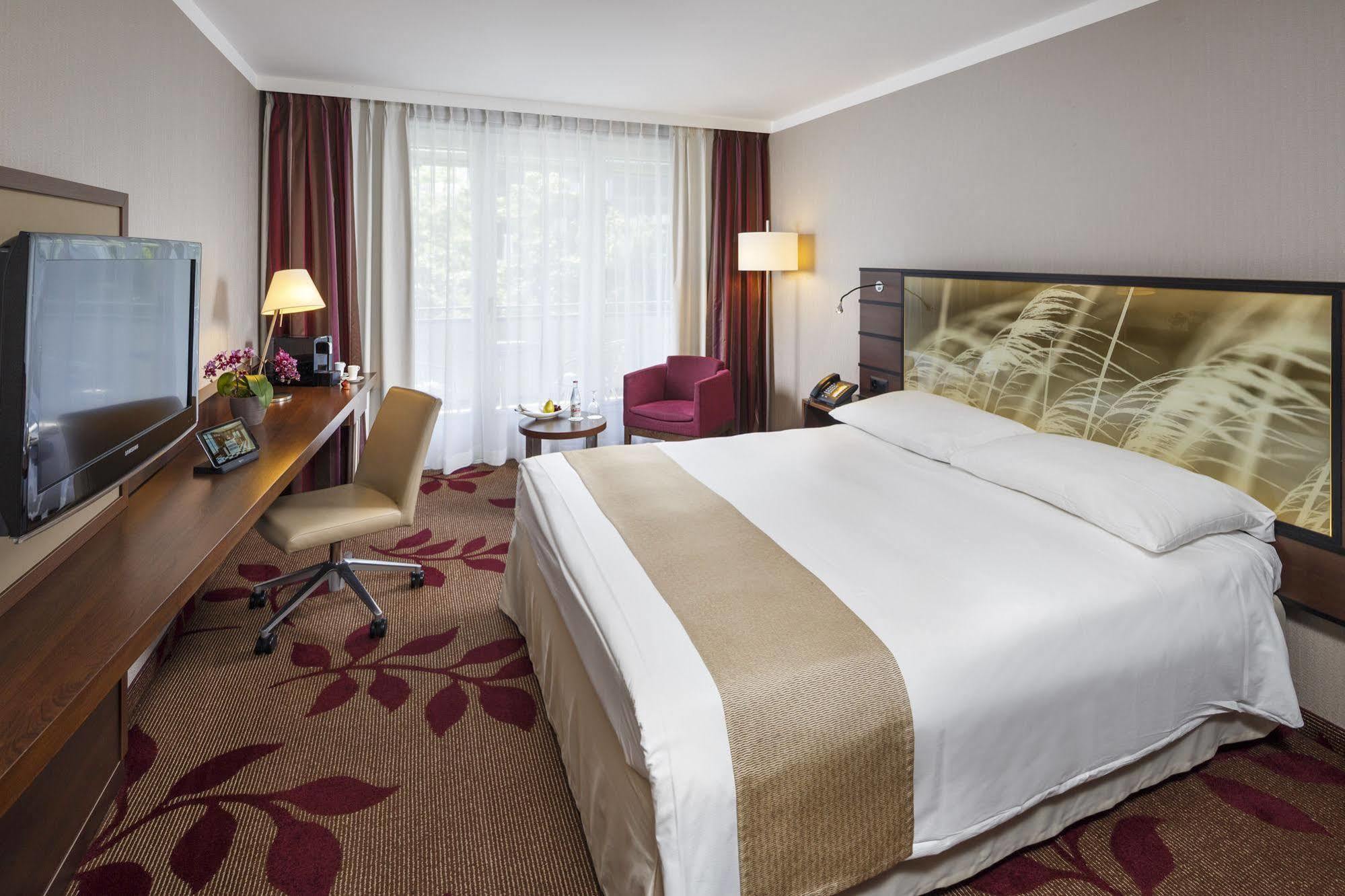 Deluxe Queen Room with Balcony