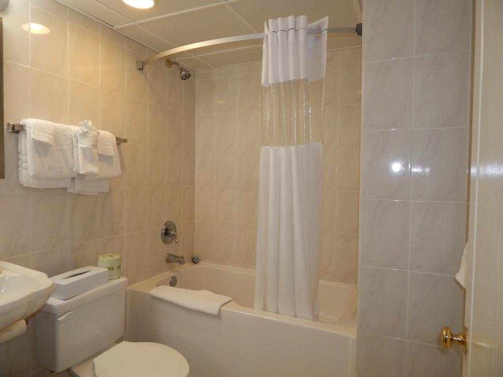 Deluxe Suite with One King Bed and Two Double Beds - Poolside/Non-Smoking
