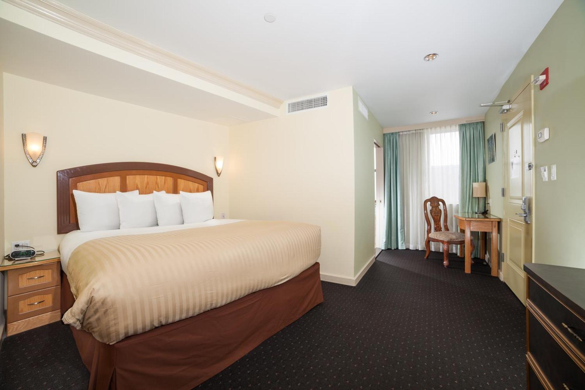 Deluxe King Room,704776354:JPEG