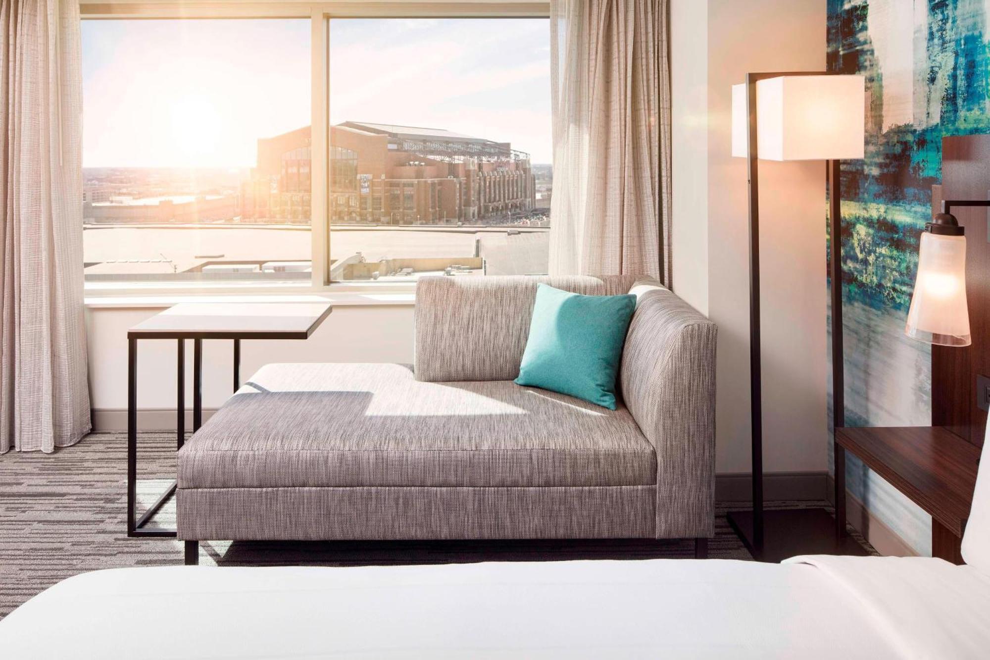 King Room with City View and Tub - High Floor/Mobility Accessible