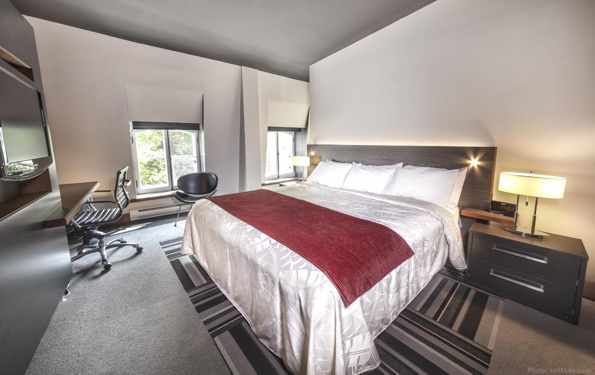 Standard King-sized bed room,706533262:JPEG