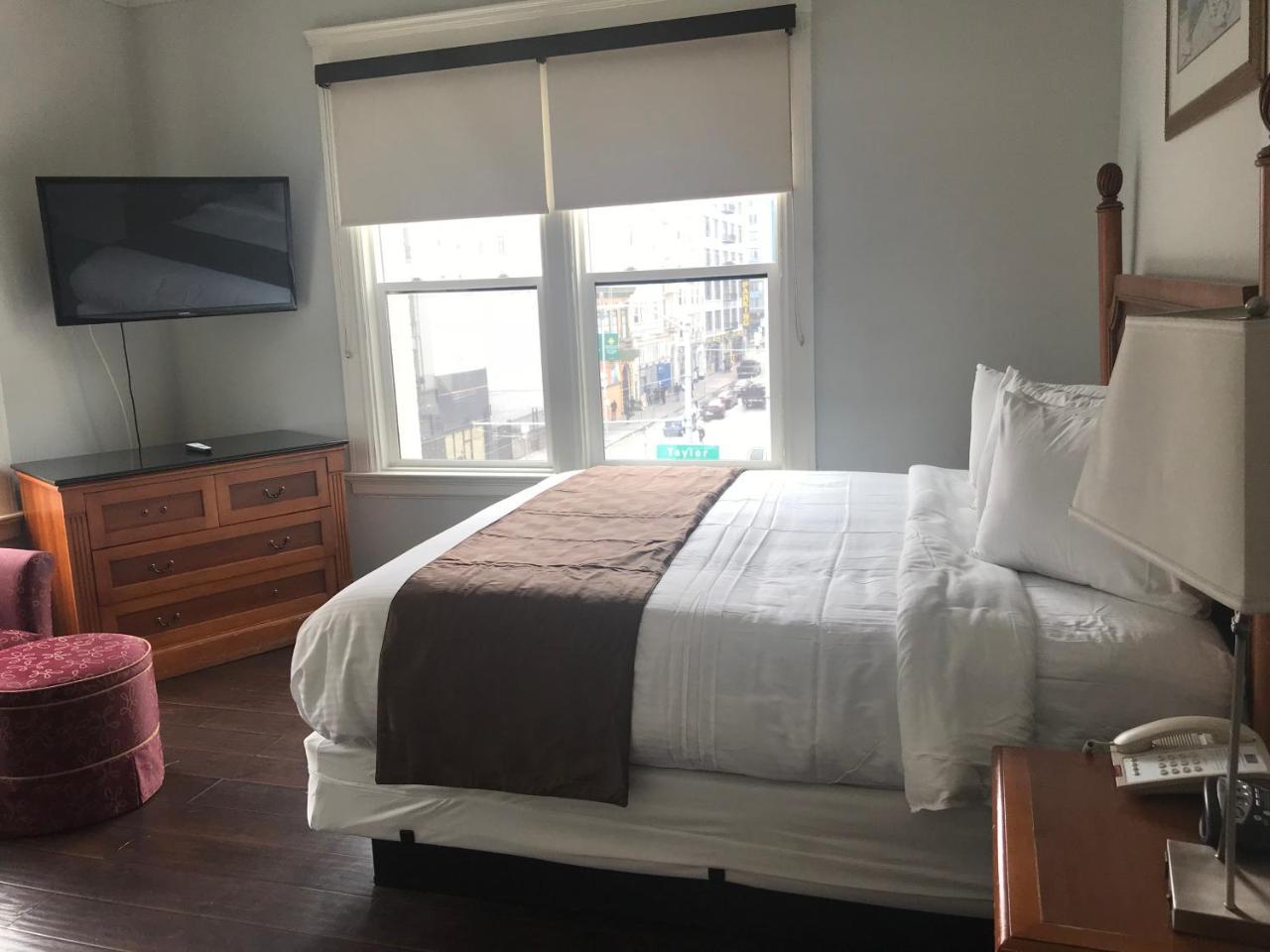 Deluxe Queen Room