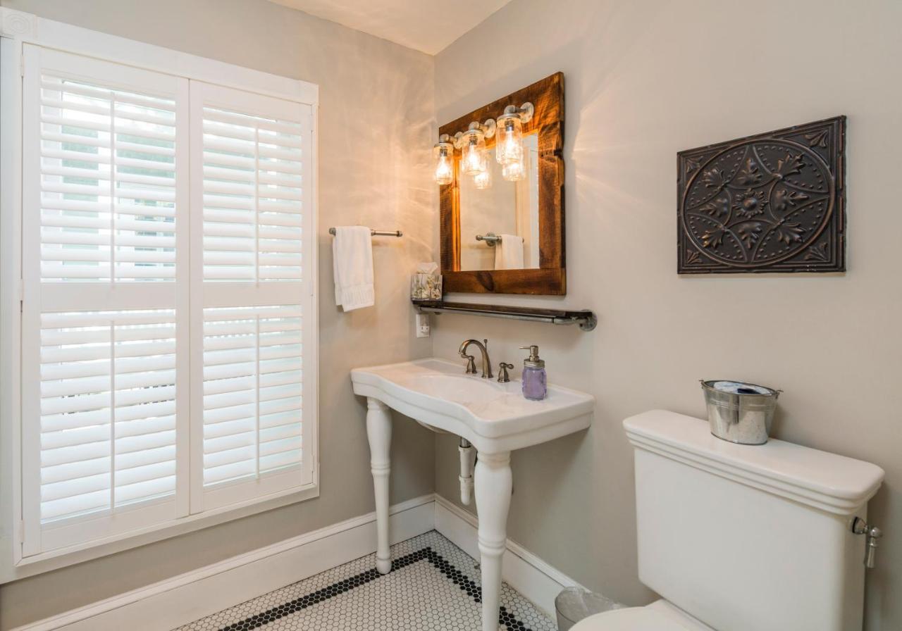 King Suite with Spa Bath - Diamond Suite in Private Cottage - 2 Guests Only