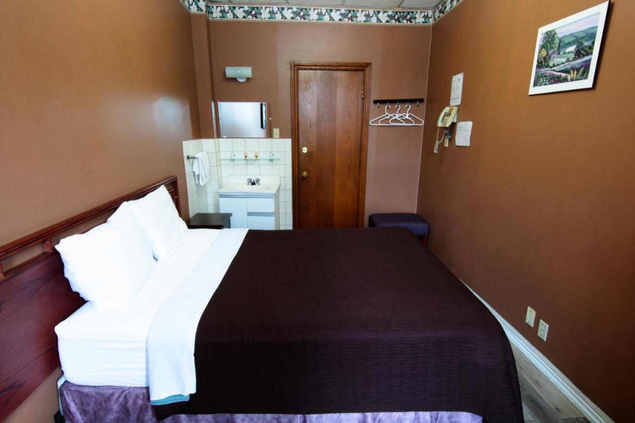 Economy Room with Shared Bathroom,743943607:JPEG