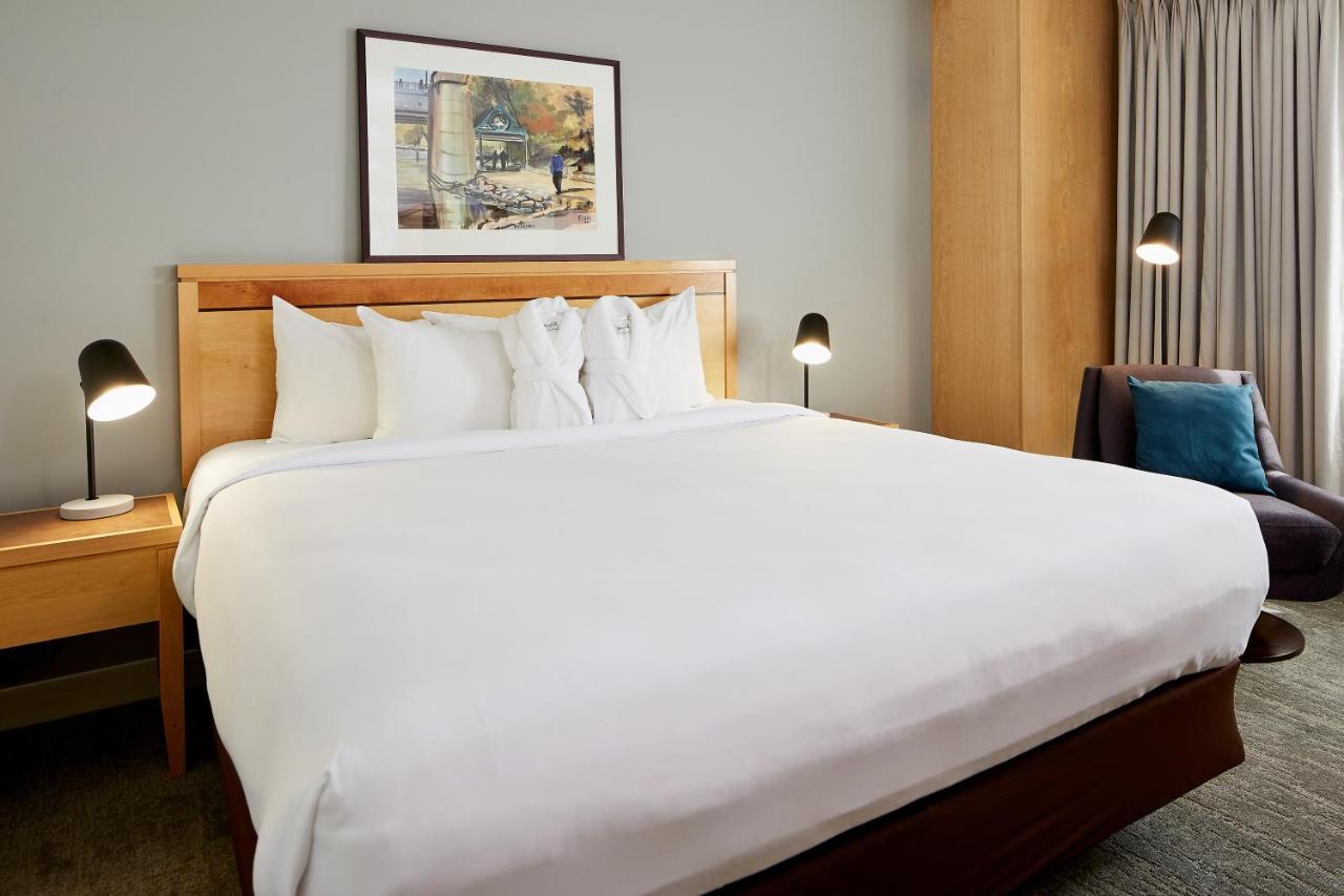 Suite with Hot Tub,747148004:JPEG