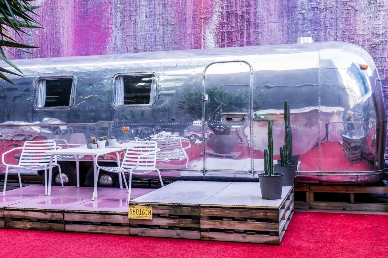 AIRSTREAM - Deluxe Queen Room