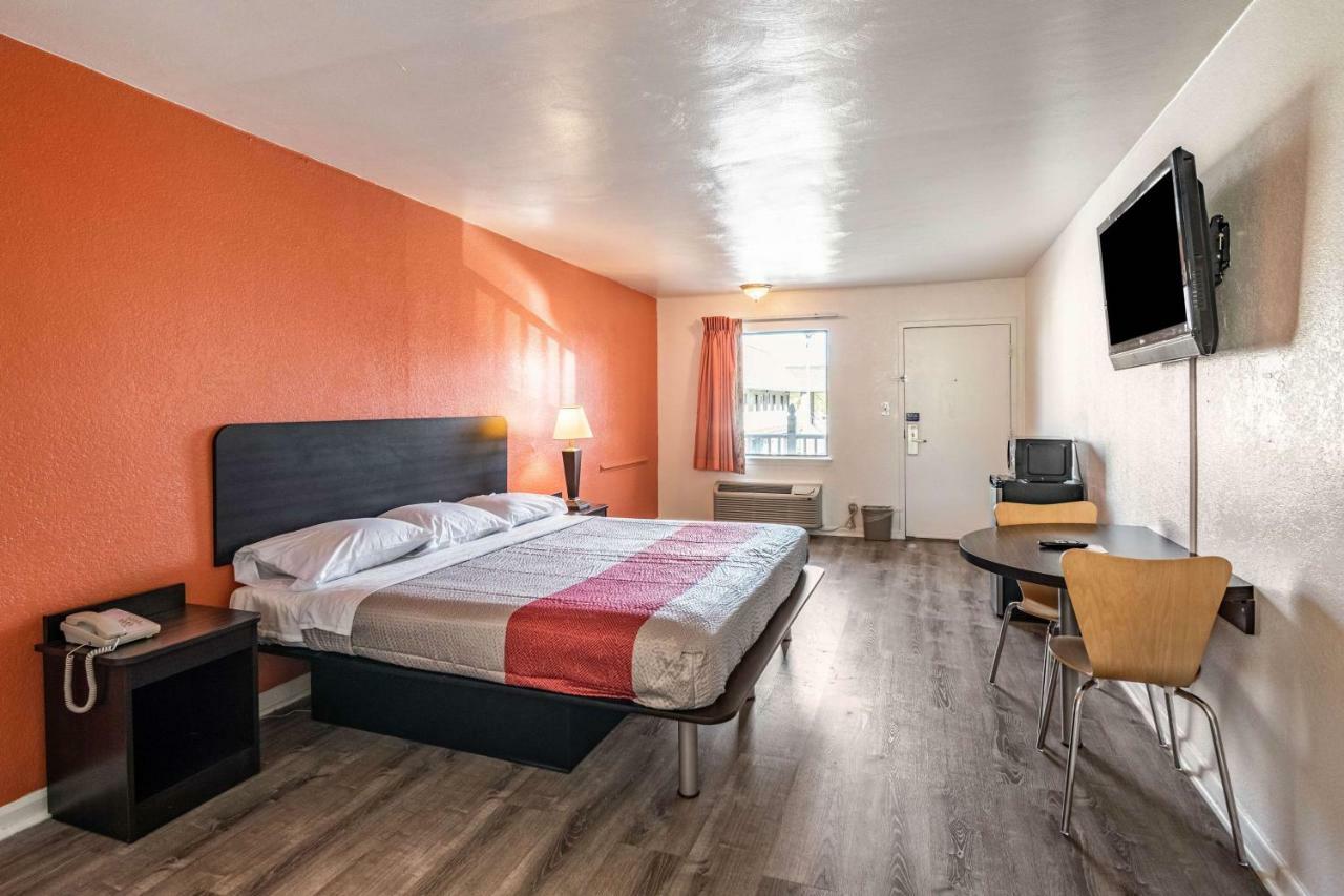 Deluxe King Room - Non-Smoking