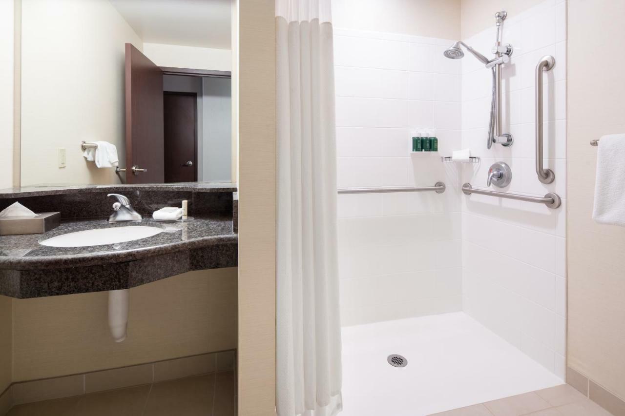 Queen Room with Bay View and Tub - Mobility/Hearing Accessible