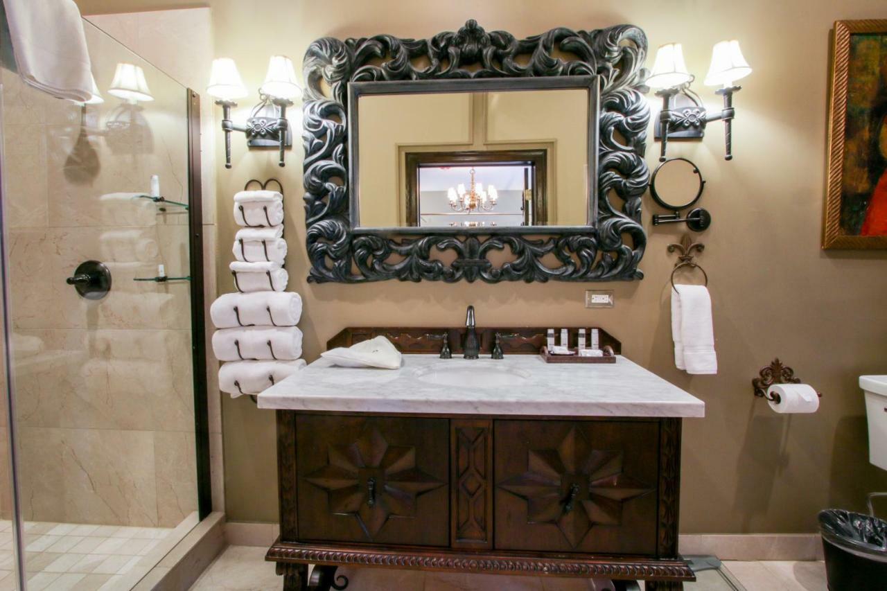 Luxury King Suite,791038173:JPEG