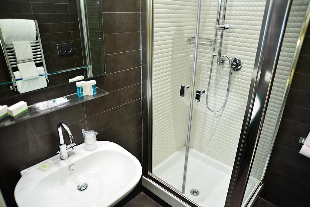 Small Double or Twin Room,79986702:JPEG