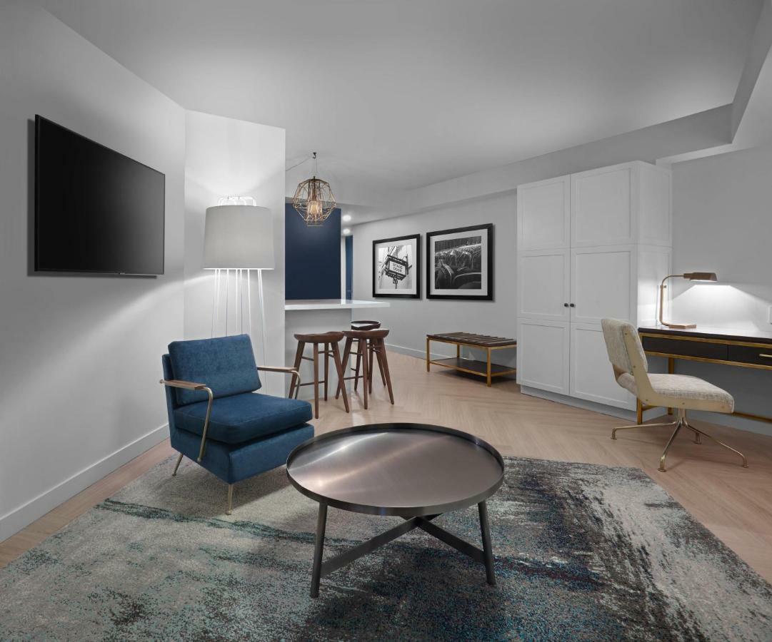 Deluxe Queen Suite