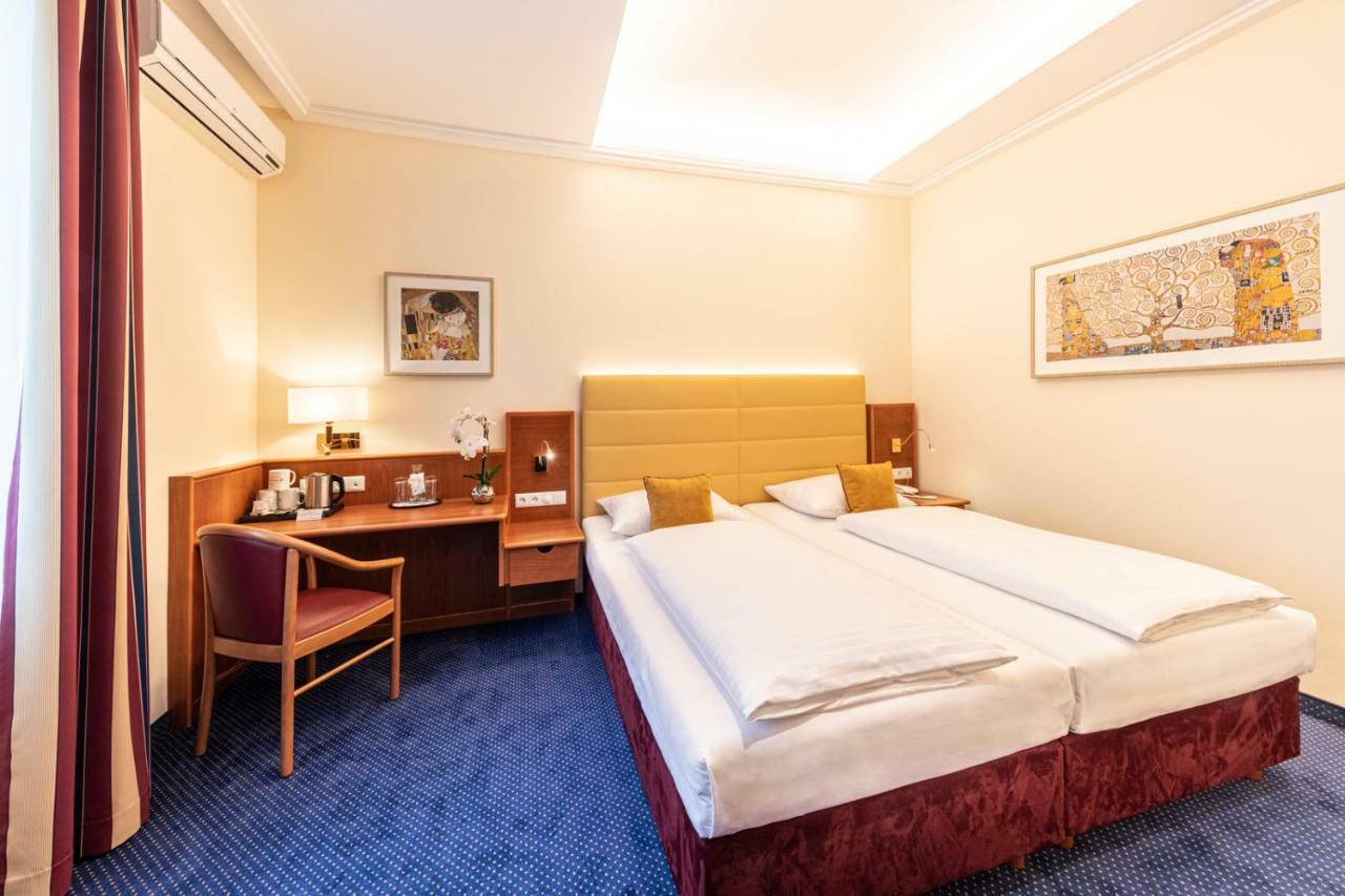Triple Room PREMIUM courtyard view