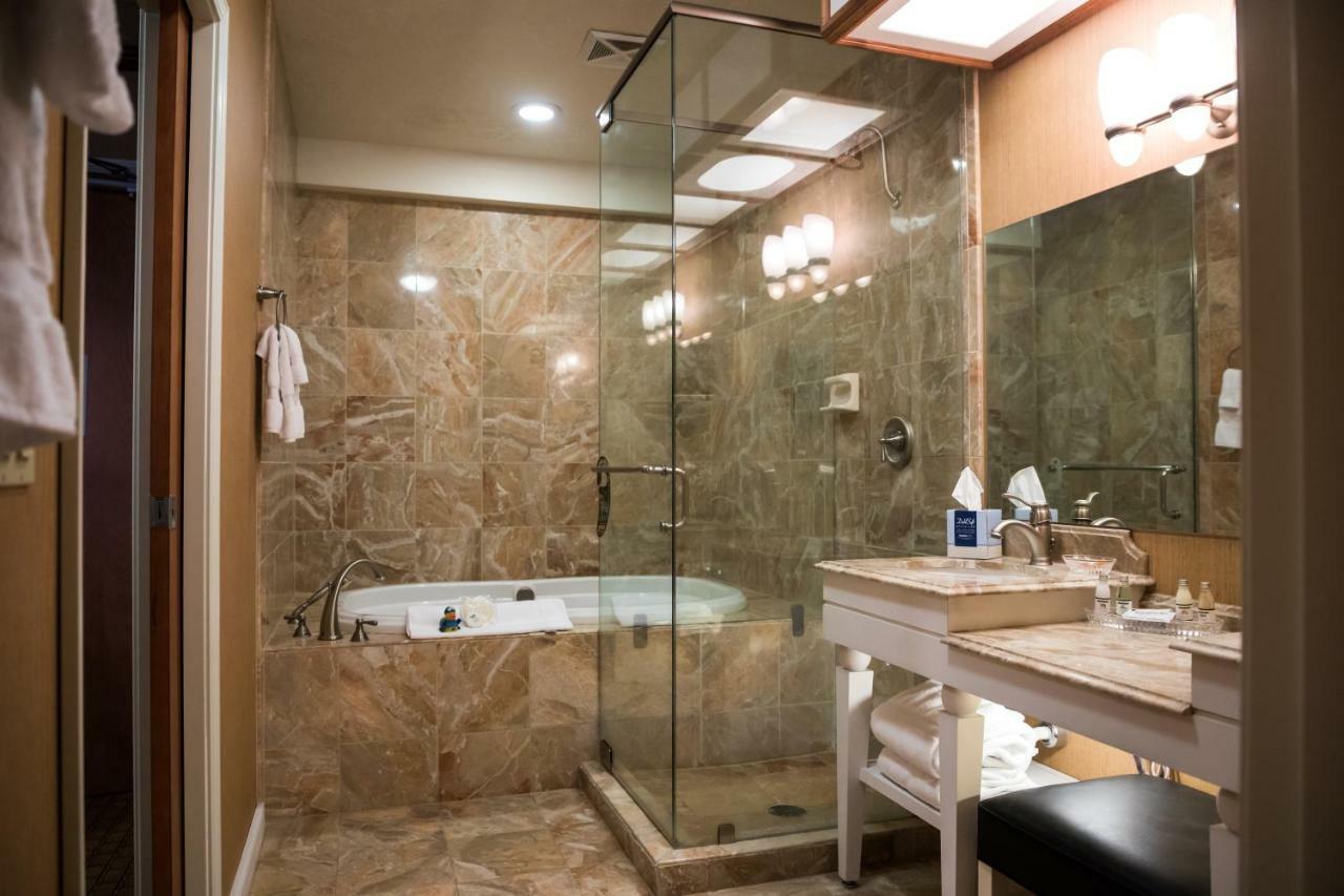 Luxury Suite Spa Bath,815530844:JPEG