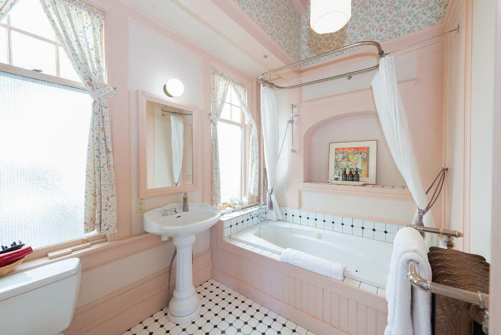 Deluxe King Suite,829223519:JPEG