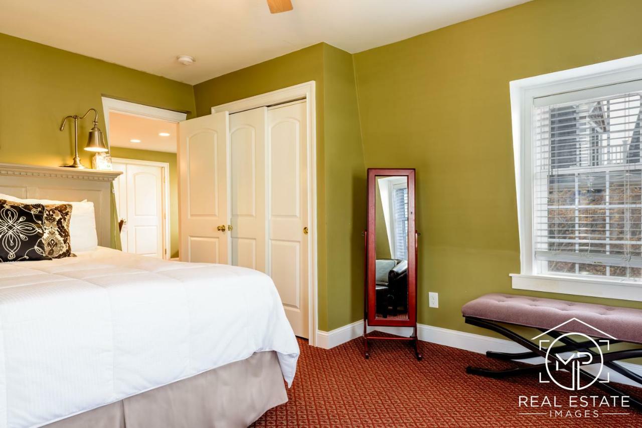 Room 10 - Eve Suite - 1 Bedroom Suite: 1 King Bed and 1 Queen Pull Out Couch