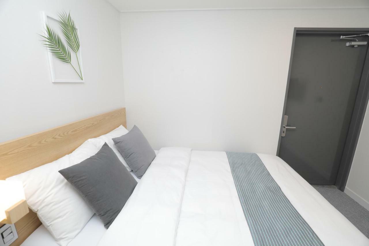 Double Room - No Window