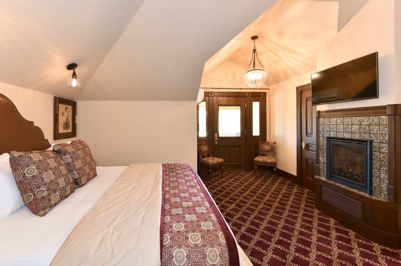 Deluxe King Suite