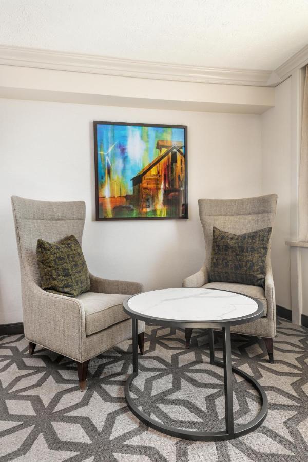 One-Bedroom Deluxe King Suite with Water View - West Tower/Non-Smoking