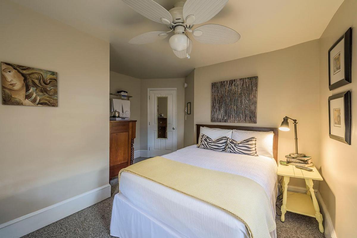 Room 21 - Queen sized bed with shared bathroom