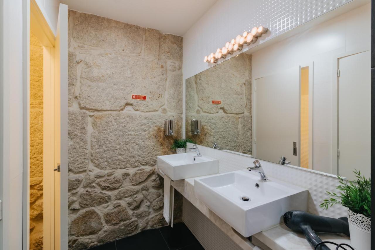 Bed 8-Bed Mixed Dormitory Room Private Bathroom River View
