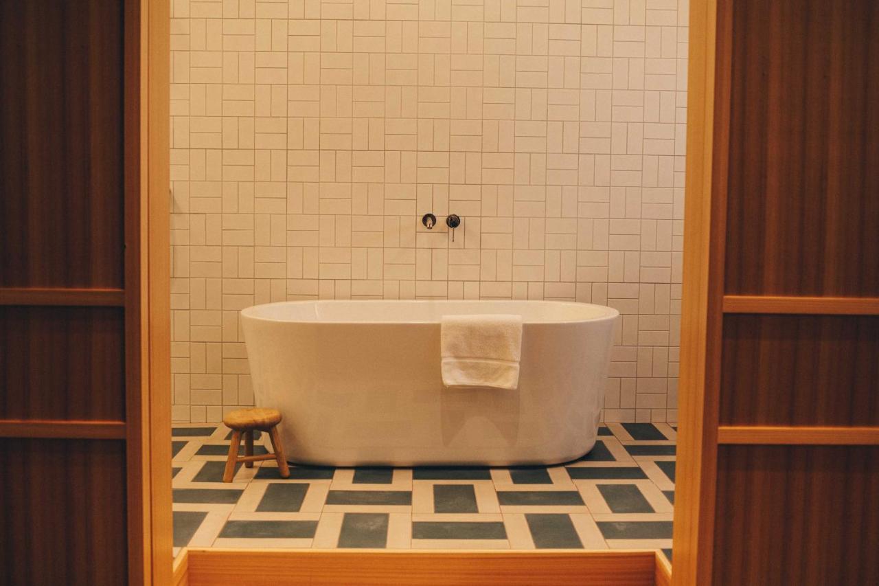 Junior Suite Bathtub,975219748:JPEG