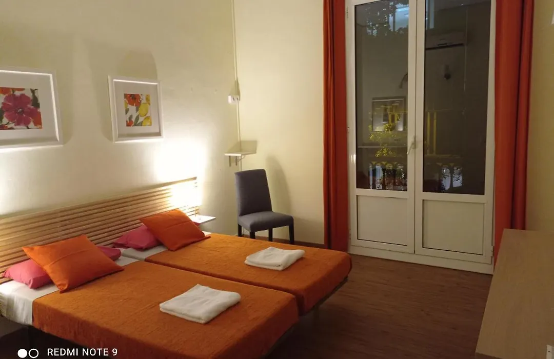 Barcelona Central Garden Hostal-1