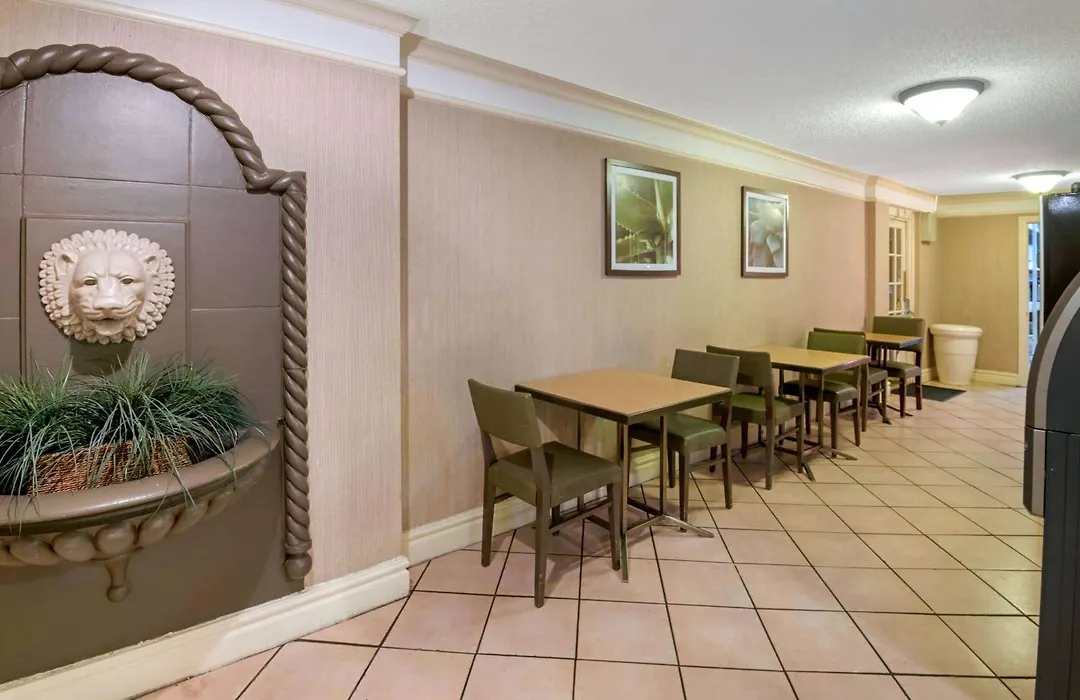 La Quinta Inn By Wyndham San Antonio Market Square-1
