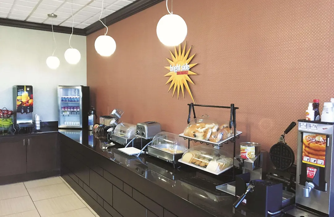 La Quinta Inn & Suites By Wyndham Indianapolis Downtown-1