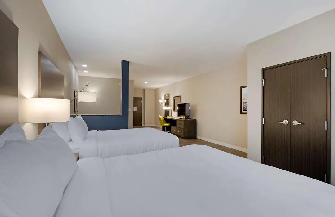 Comfort Suites Cincinnati University - Downtown-1