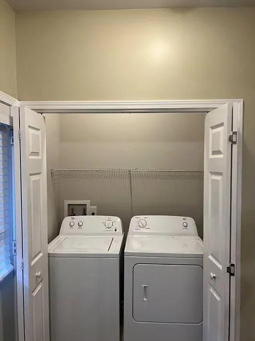 Cheerful 3 Bedroom, Close To Downtown And Arena!!!-1