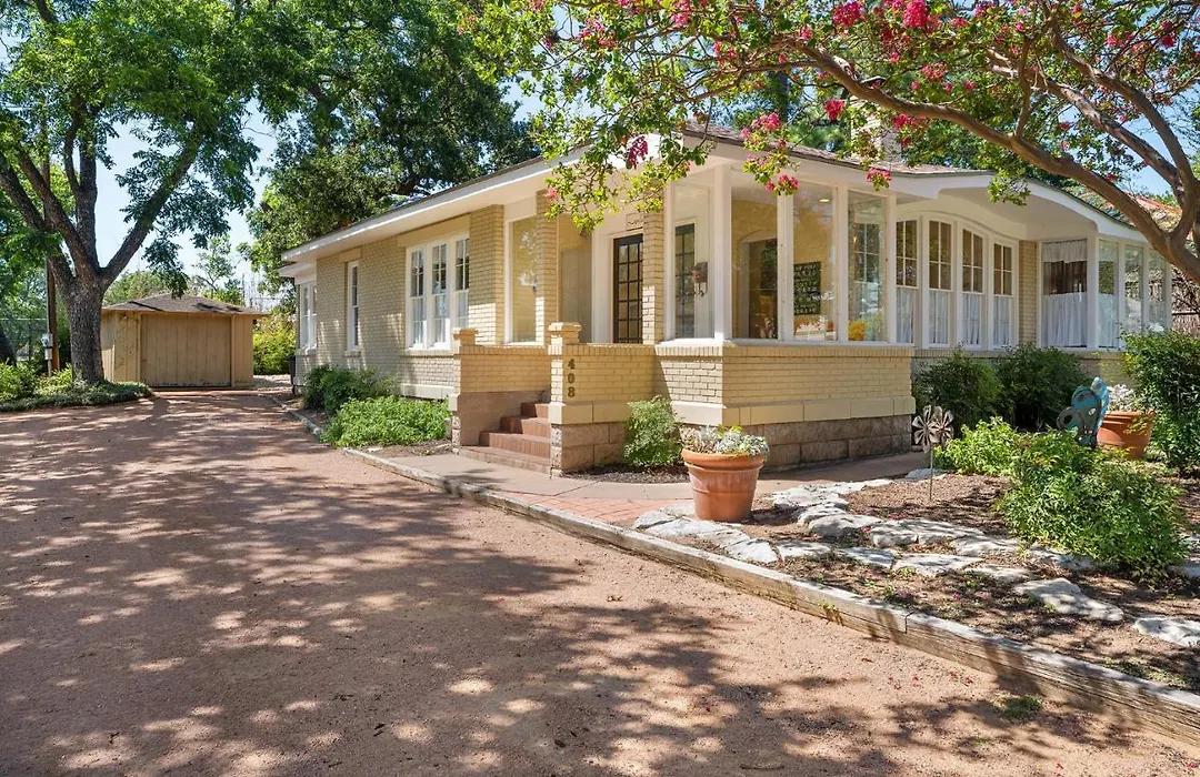 Gilded Carriage Haus With Hot Tub-1