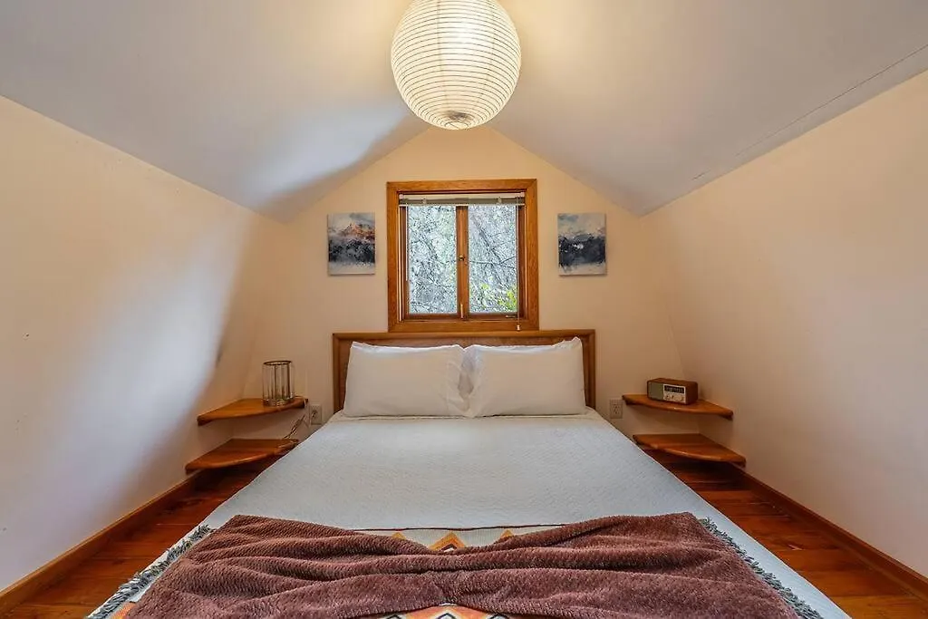 Charming Two-Level Retreat In Capitol Hill - Foxglove Inn-1