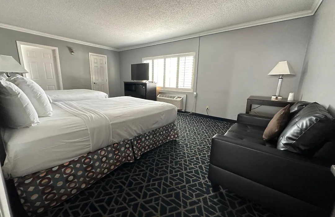 Dusk Hotel Hollywood-1