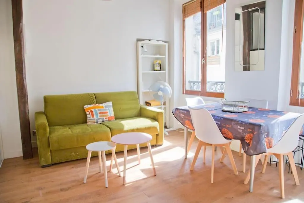 Charming Apartment Rue Des Rosiers-1
