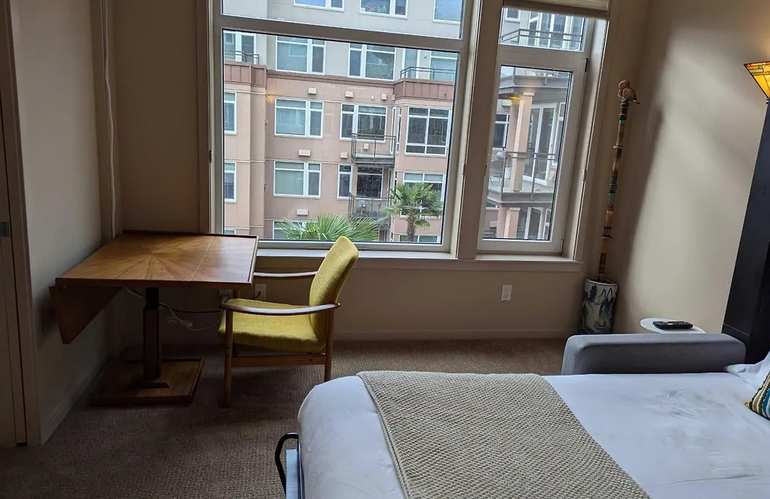 New Downtown 2 Beds, 2 Baths Waterfront Alaska 335-1