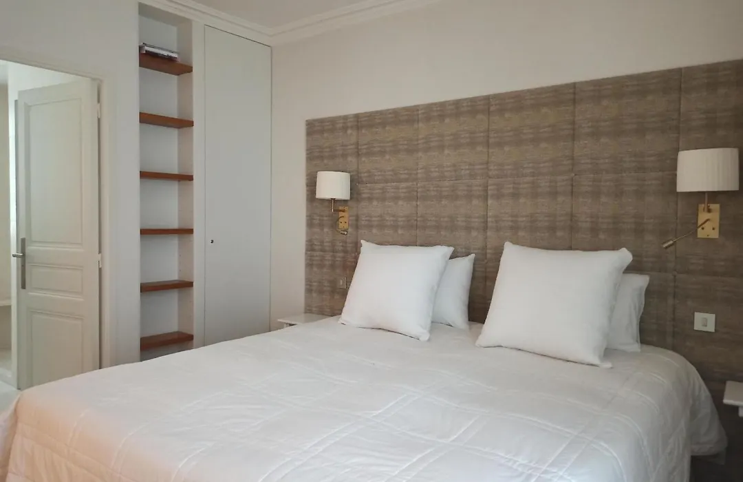 Rue De L'Universite - Paris 7-1