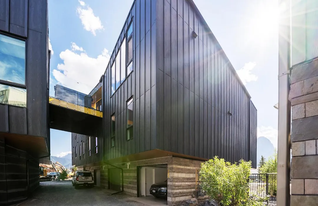 Luxury 4 Bedroom Retreat With Hot Tub And Epic Mountain View-1