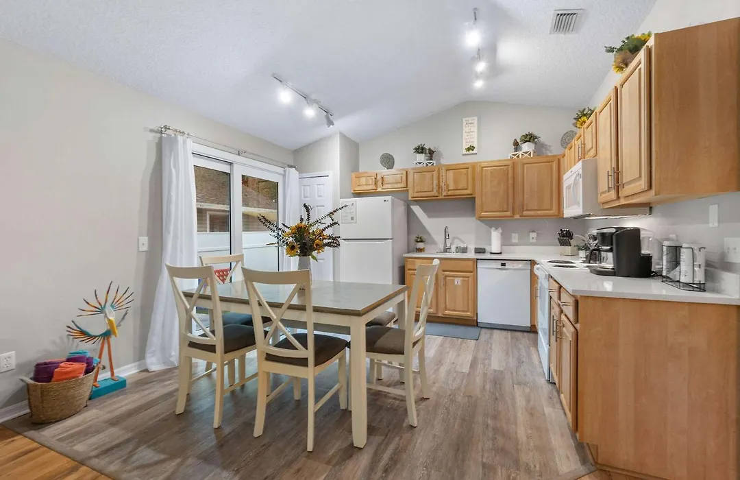 Peaceful Pearl Retreat- 5 Minutes To Downtown, 10 Minutes To Beach-1