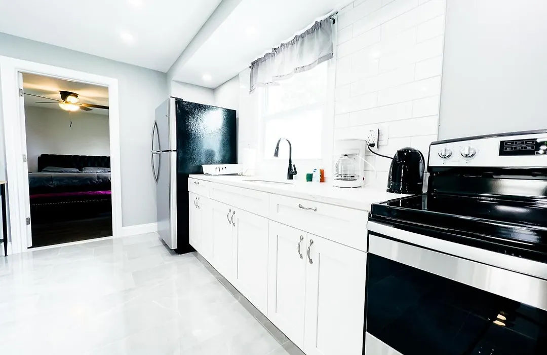 2 Homes, 1 Stay-7Br Niagara Falls Compound-1
