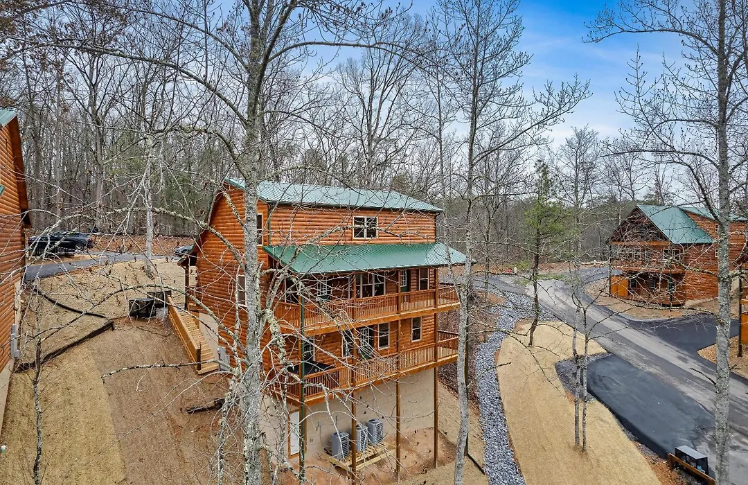Happy Bear Lodge - 1 Mile To Parkway - Hot Tub, Pool Table & Theater!-1