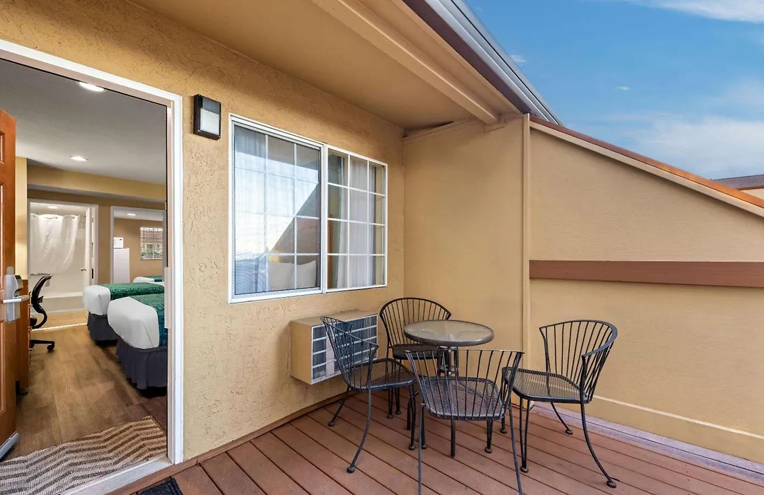 Howard Johnson By Wyndham Santa Cruz-1