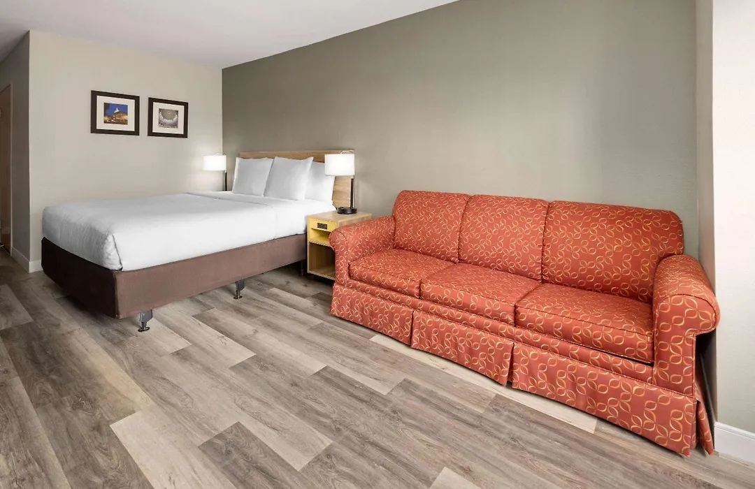Days Inn By Wyndham Jackson Downtown-1