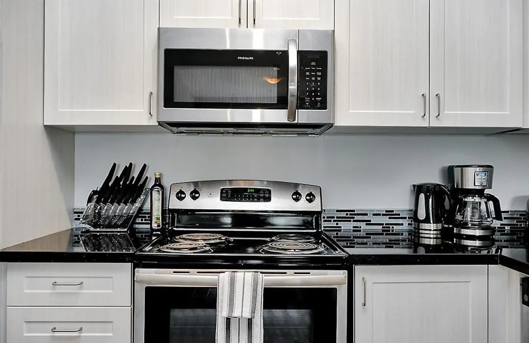 High-End Condo Downtown Kingston Near Rmc Queens-1