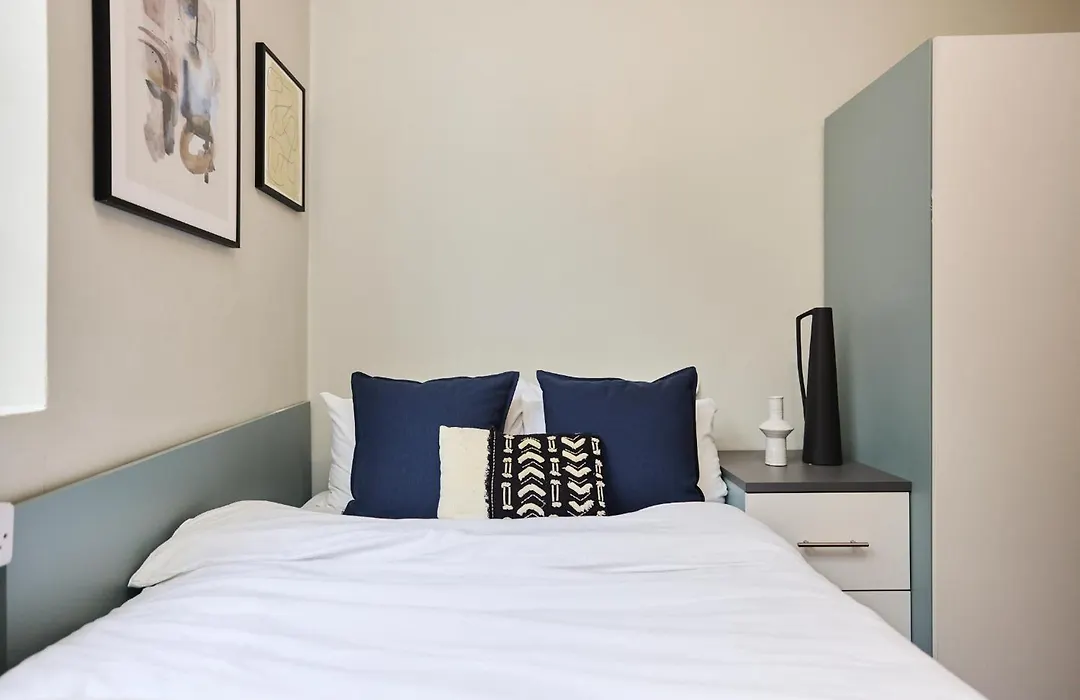 Deluxe Room 2 Louise House Summer Youth Accommodation-1