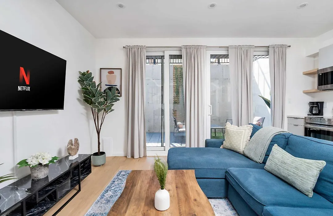 Luxury 2-Bedroom Oasis At College & Bathurst-1