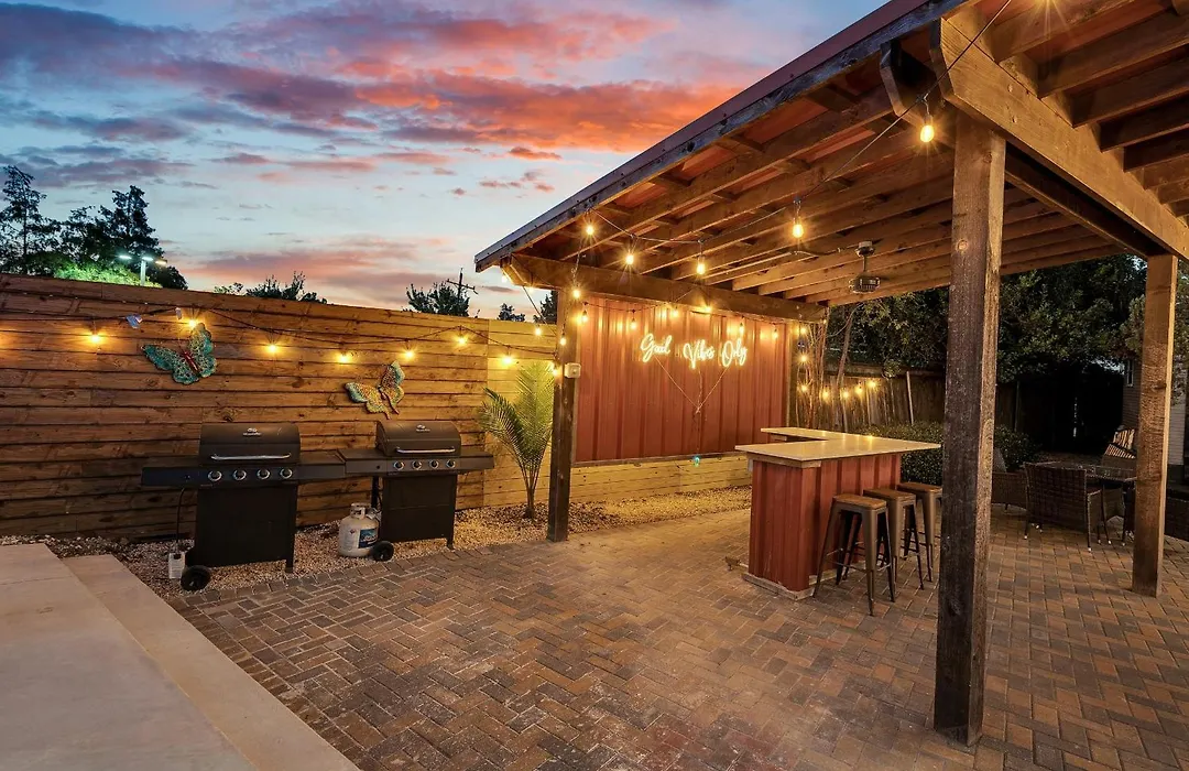 Sleeps 24-Spacious Suites Near Fq W Pool-1