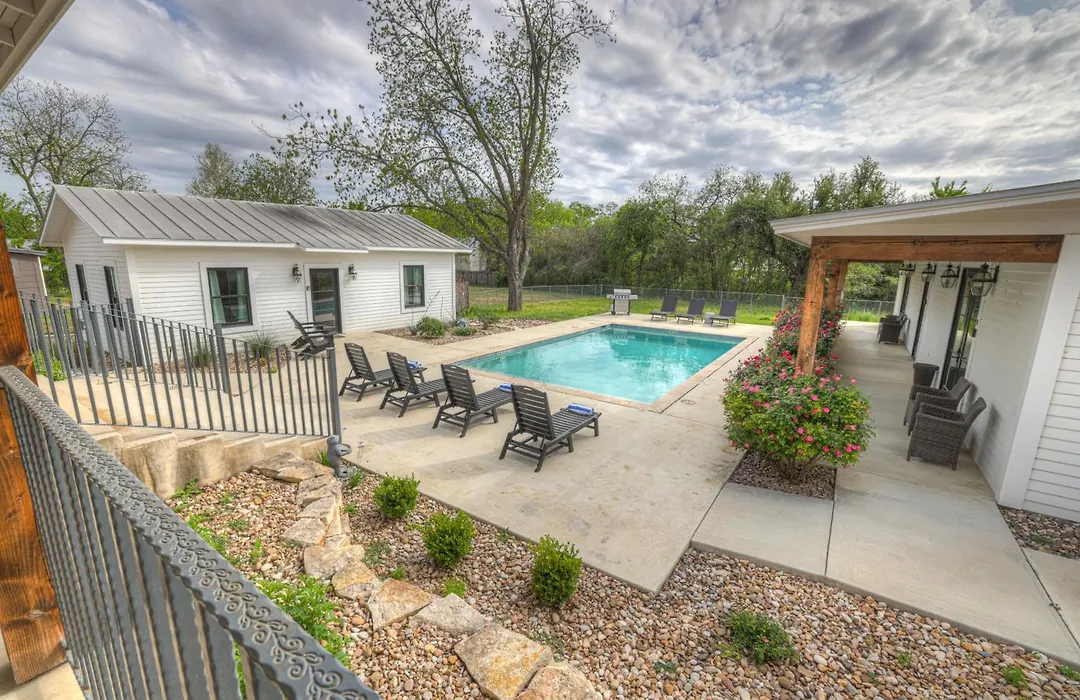 Schubert Inn Cottage - Pool - Walk To Main St-1