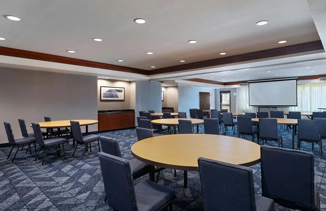 Courtyard By Marriott Omaha Aksarben Village-1
