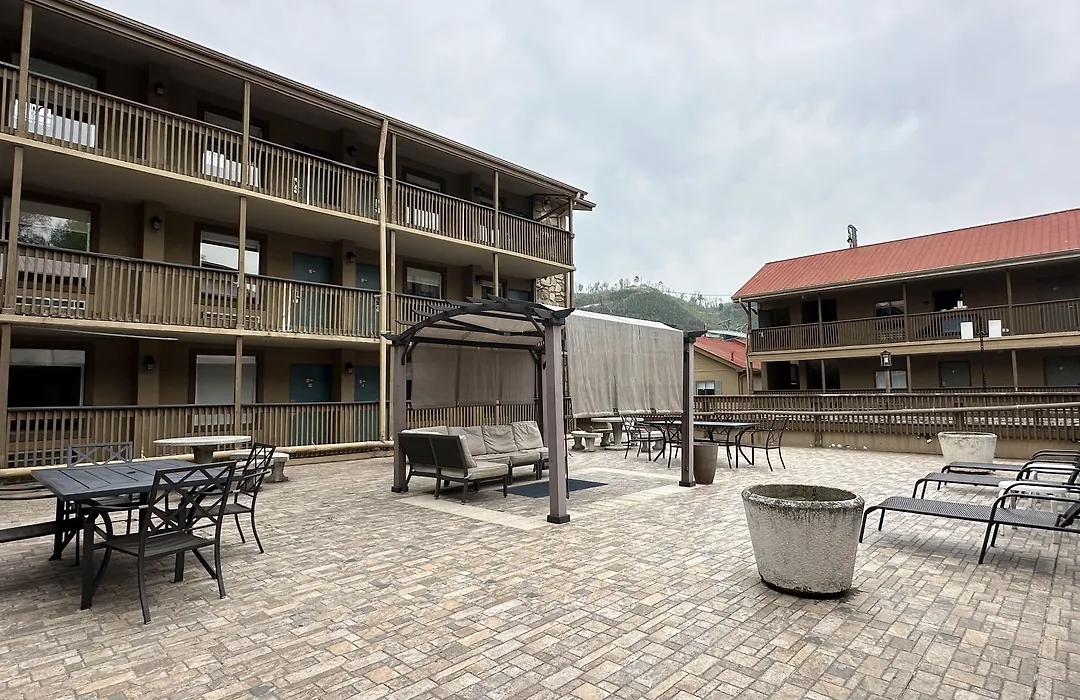 Days Inn & Suites By Wyndham Downtown Gatlinburg Parkway-1